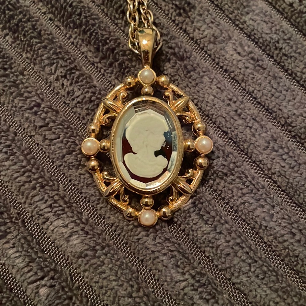 Vintage cameo with 22in necklace